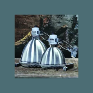 Dwie metalowe lampy w stylu industrialnym.